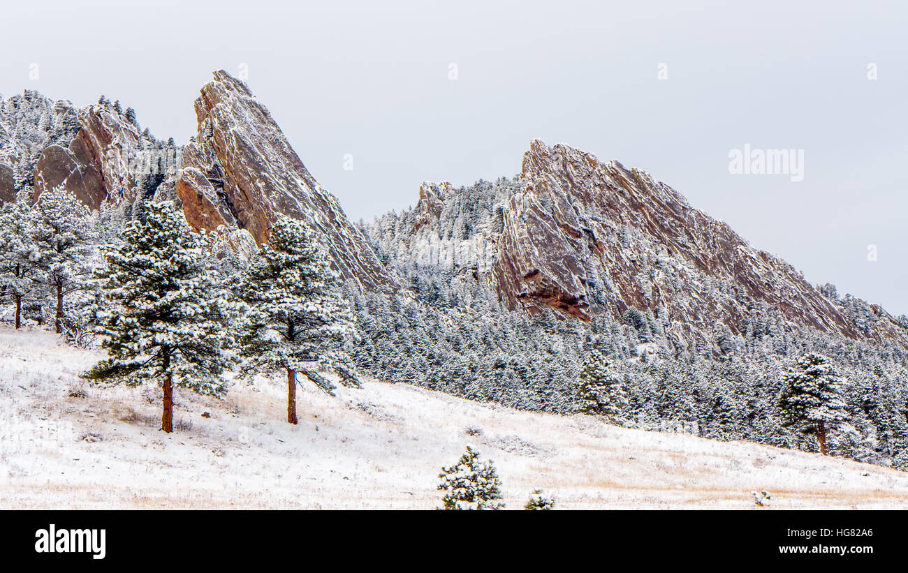 Colorado di Boulder flatirons dopo una notte di nevicata Foto Stock
