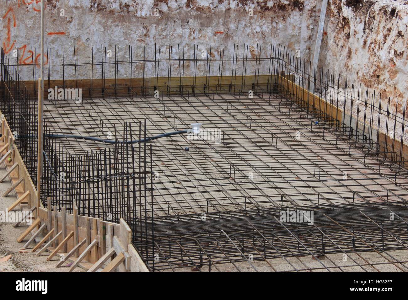 In piscina fuori terra in costruzione, in acciaio con aste di rinforzo e forme di legno compensato. Foto Stock
