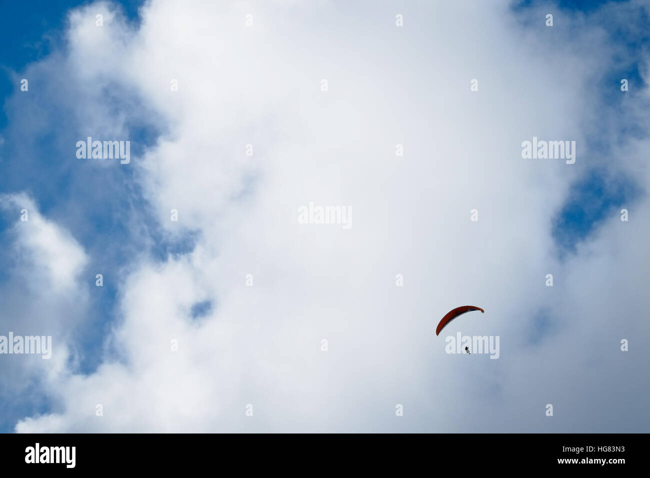 Parapendio su sfondo con cielo nuvoloso -2 Foto Stock