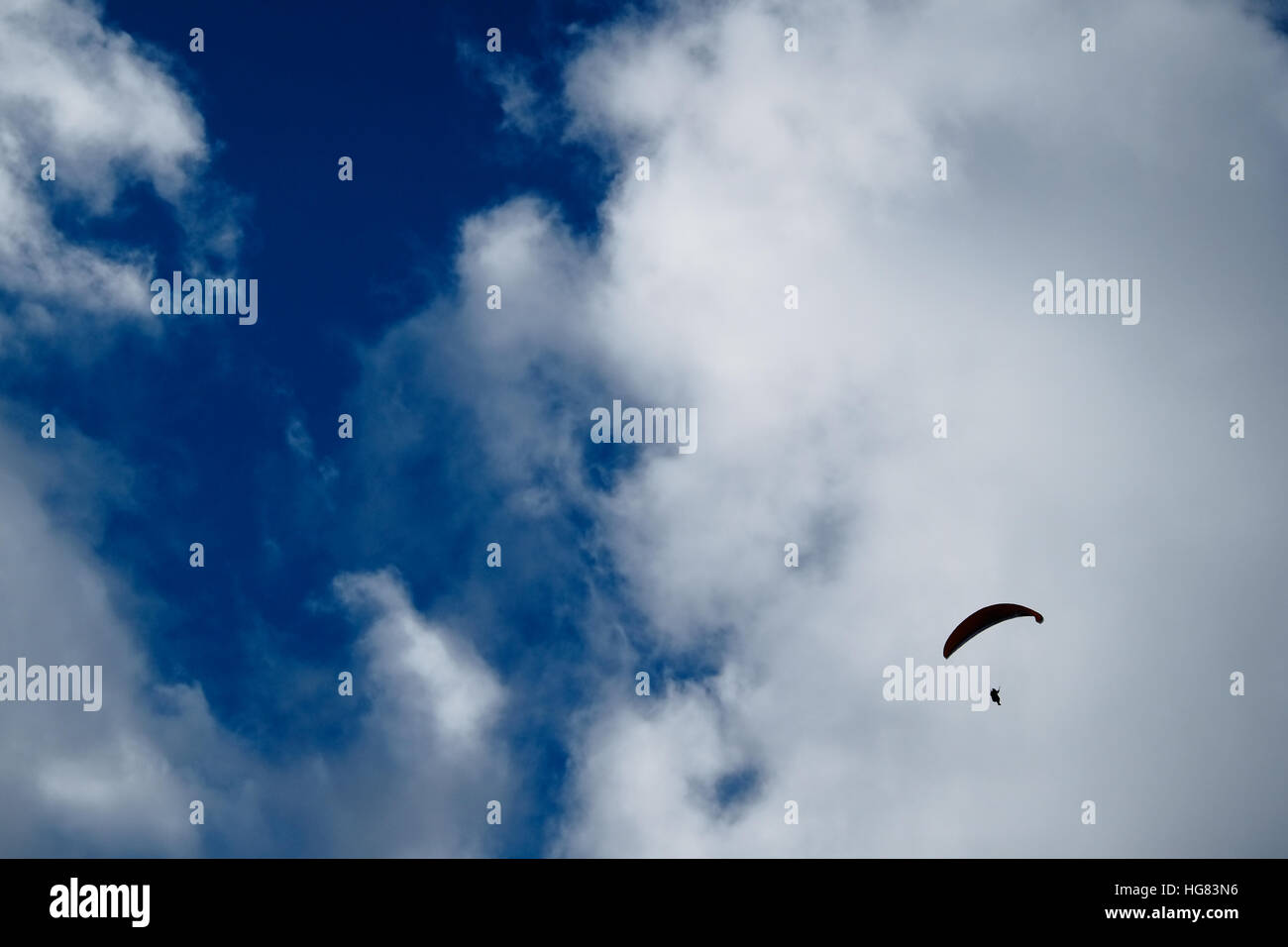 Parapendio su sfondo con cielo nuvoloso -1 Foto Stock