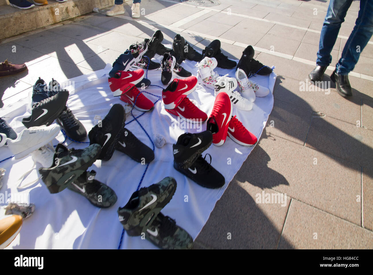 Design contraffazione di beni di marca di calzature in vendita Marbella Costa del Sol, Andalusia, Spagna Foto Stock