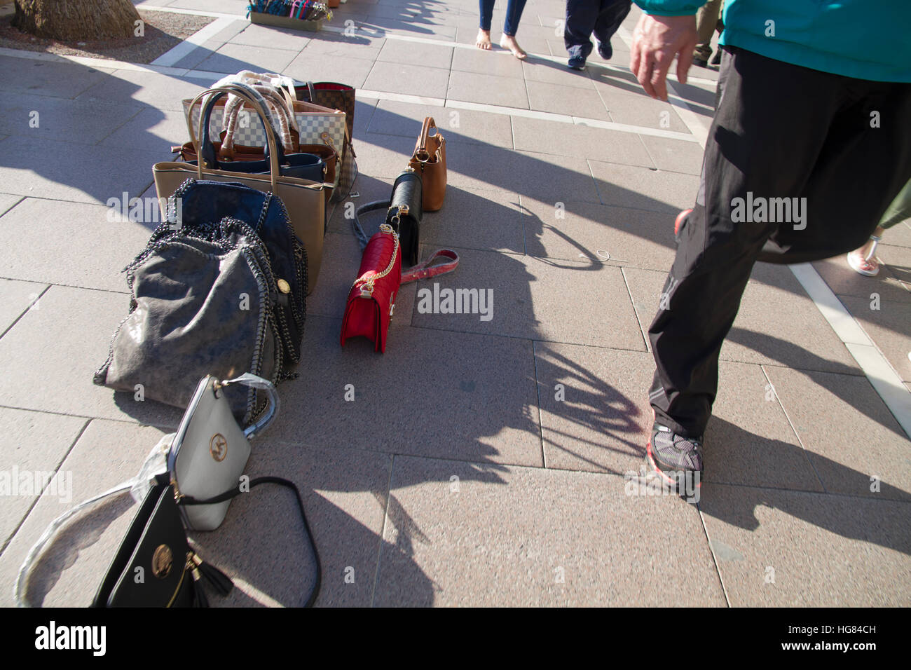 Design contraffazione di beni di marca borse borse in vendita Marbella Costa del Sol, Andalusia, Spagna Foto Stock