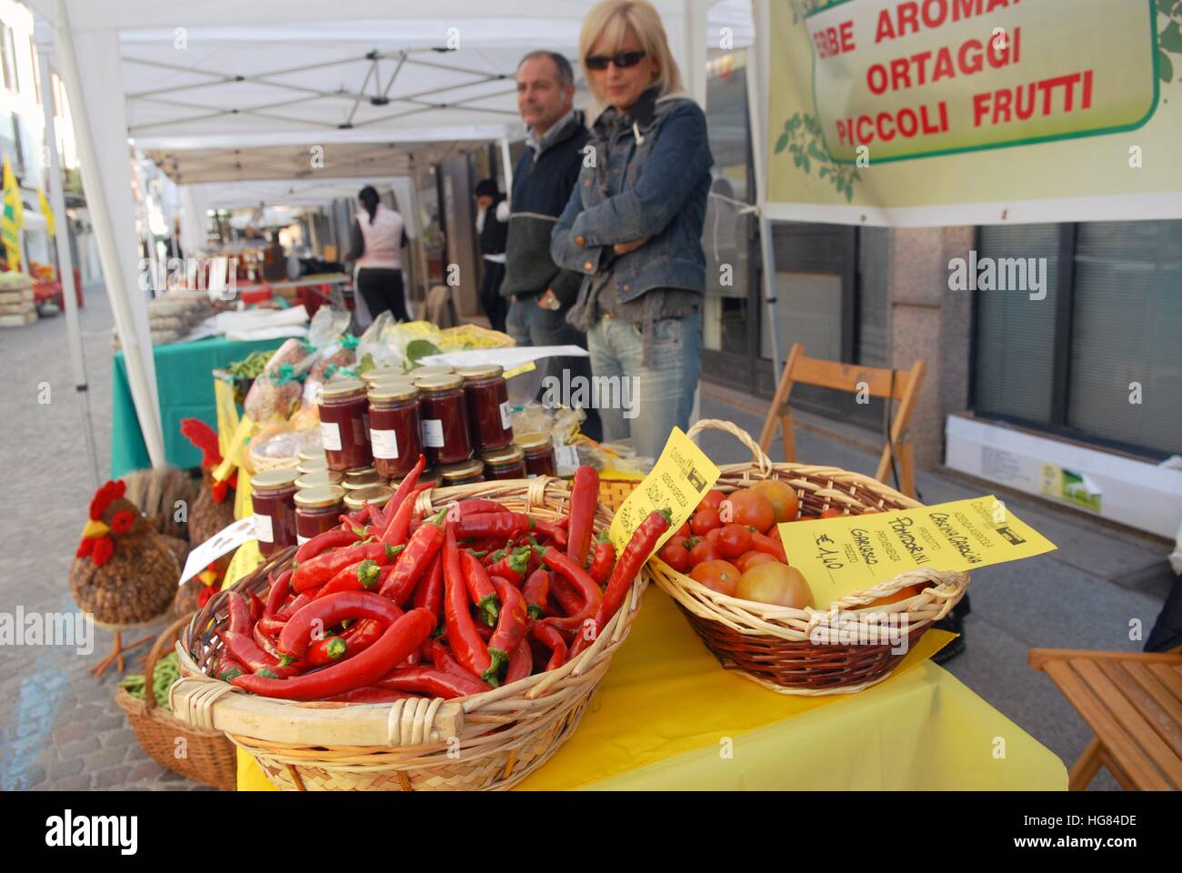Vigevano (Lombardia, Italia), il mercato degli agricoltori, la vendita diretta dal produttore al consumatore Foto Stock