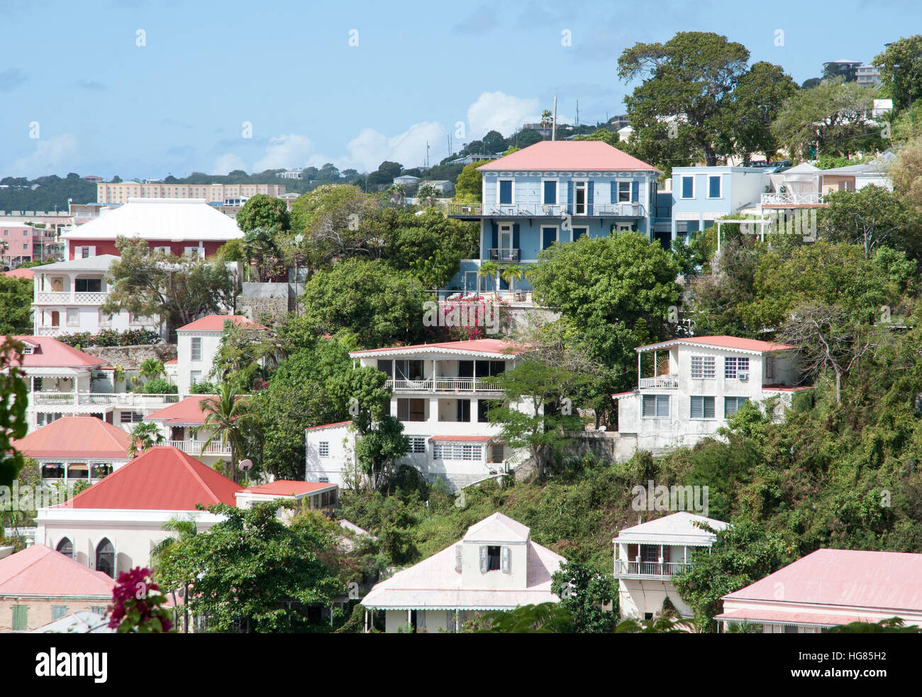 La vista del tetto rosso case residenziali in Charlotte Amalie città su san Tommaso isola (U.S. Isole Vergini). Foto Stock