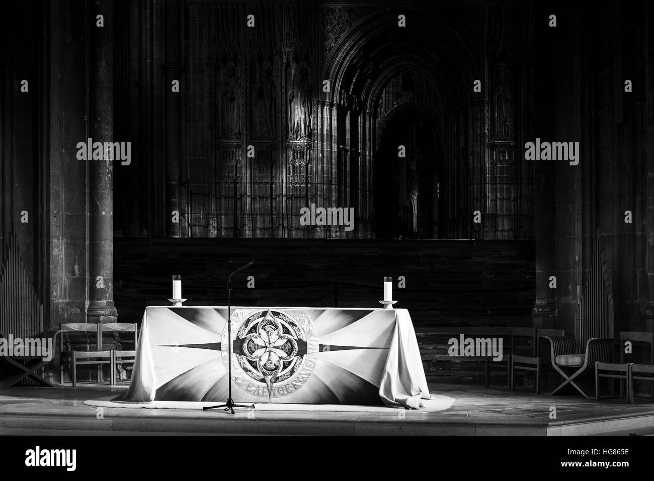 Altare della cattedrale di Canterbury, Inghilterra, fondata nel sesto secolo e ricostruito in stile romanico dai Normanni nel XI secolo Foto Stock