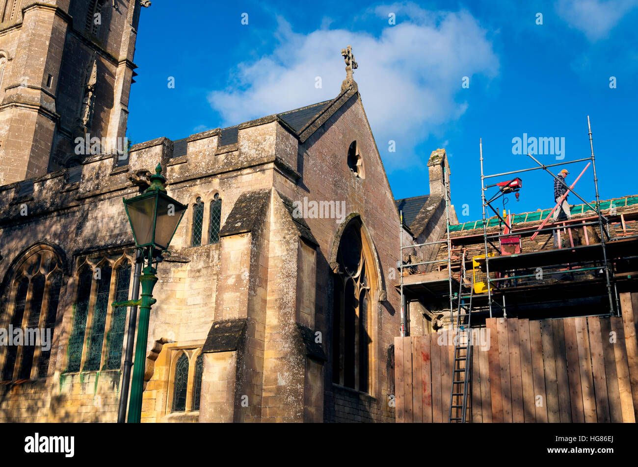 Che fissa la riparazione del tetto, a San Giovanni Battista in Batheaston, Somerset, Regno Unito Foto Stock