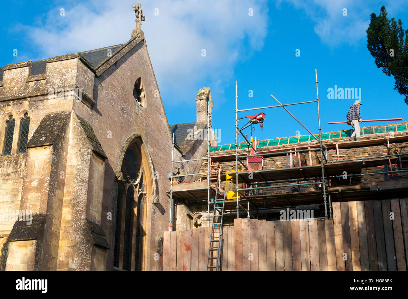 Il fissaggio del tetto, a San Giovanni Battista in Batheaston, Somerset, Regno Unito Foto Stock