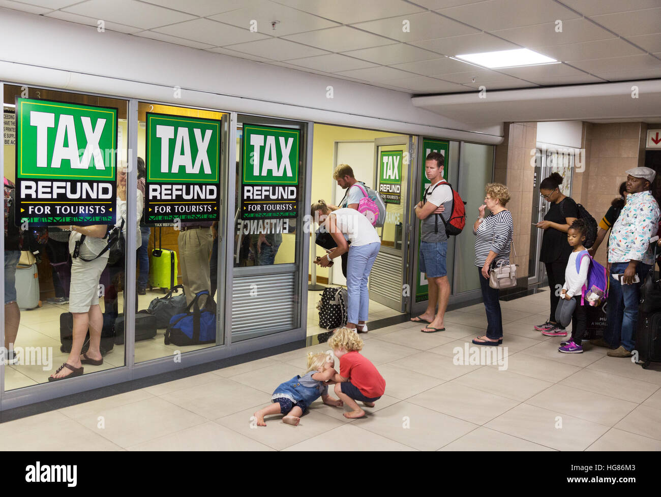 I turisti in una coda per ottenere una tassa iva rimborso, aeroporto di Johannesburg, Sud Africa Foto Stock