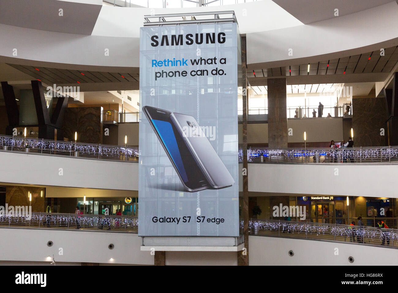 Samsung Galaxy S7 Bordo annuncio, aeroporto di Johannesburg in Sud Africa  Foto stock - Alamy