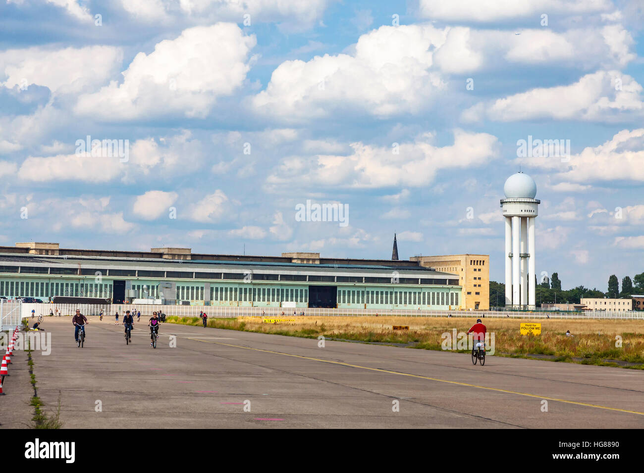Berlin Tempelhof, ex aeroporto nella città di Berlino, Germania. Poiché 2008 utilizzato come spazio ricreativo noto come Tempelhofer Feld Foto Stock