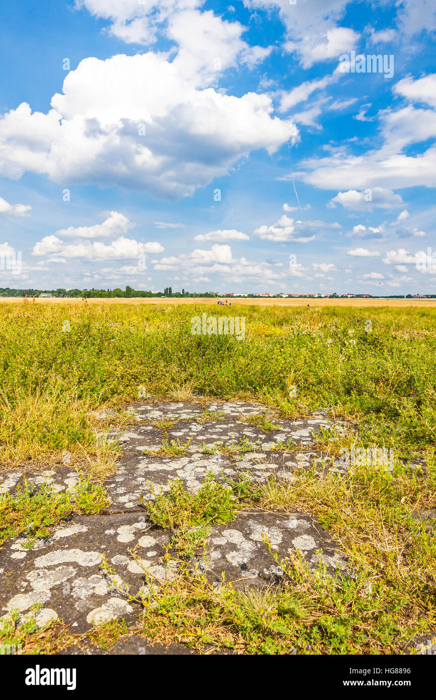 Berlin Tempelhof, ex aeroporto nella città di Berlino, Germania. Poiché 2008 utilizzato come spazio ricreativo noto come Tempelhofer Feld Foto Stock