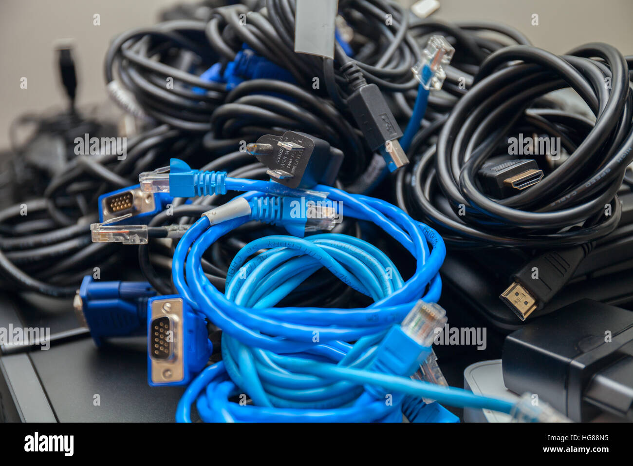 Ritorte nel mucchio disordinato di filo e patch cord. Foto Stock