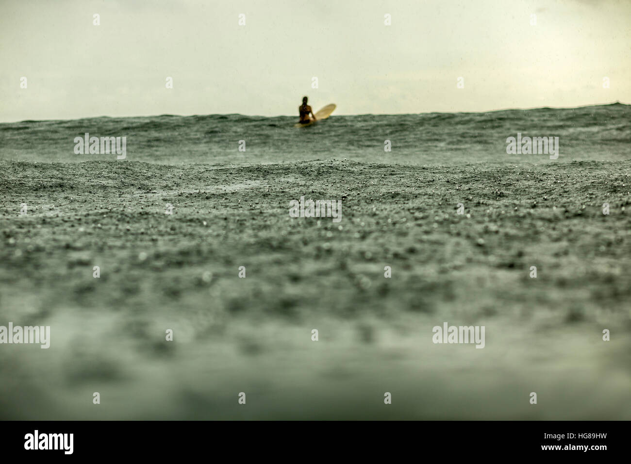 Vista in lontananza la donna navigare in mare durante la stagione delle piogge Foto Stock