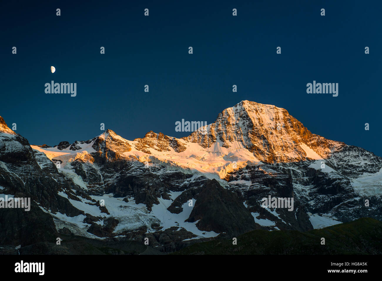 Snow-capped Breithorn con la luna al tramonto, Valle di Lauterbrunnen, alpi svizzere, Jungfrau-Aletsch, Oberland bernese Foto Stock
