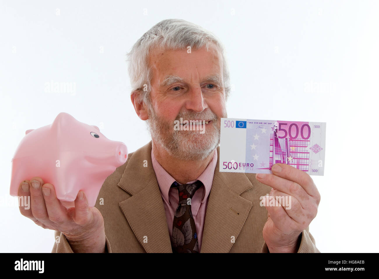 Uomo anziano con il salvadanaio e denaro Foto Stock