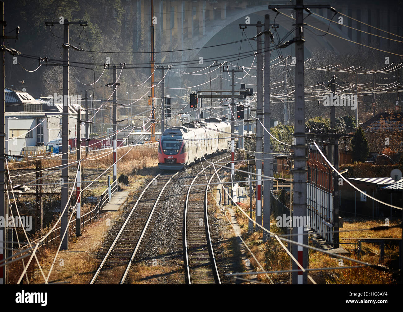 Fili di overhead, via treno Con treni passeggeri, Innsbruck, in Tirolo, Austria Foto Stock