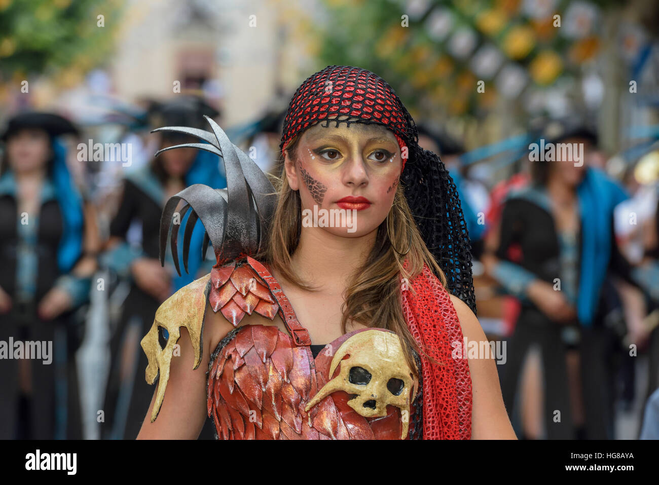 Donna in abiti tradizionali, Mori e Cristiani Parade processione, moros y cristianos, Jijona o Xixona, Alicante Foto Stock