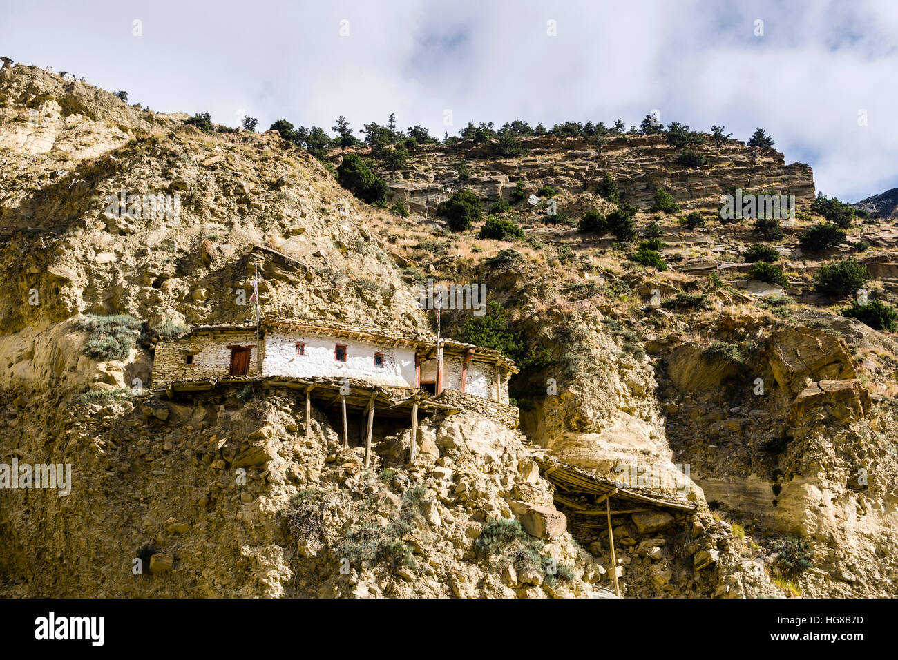 Hermitage costruito nella roccia, Marpha, Mustang District, Nepal Foto Stock
