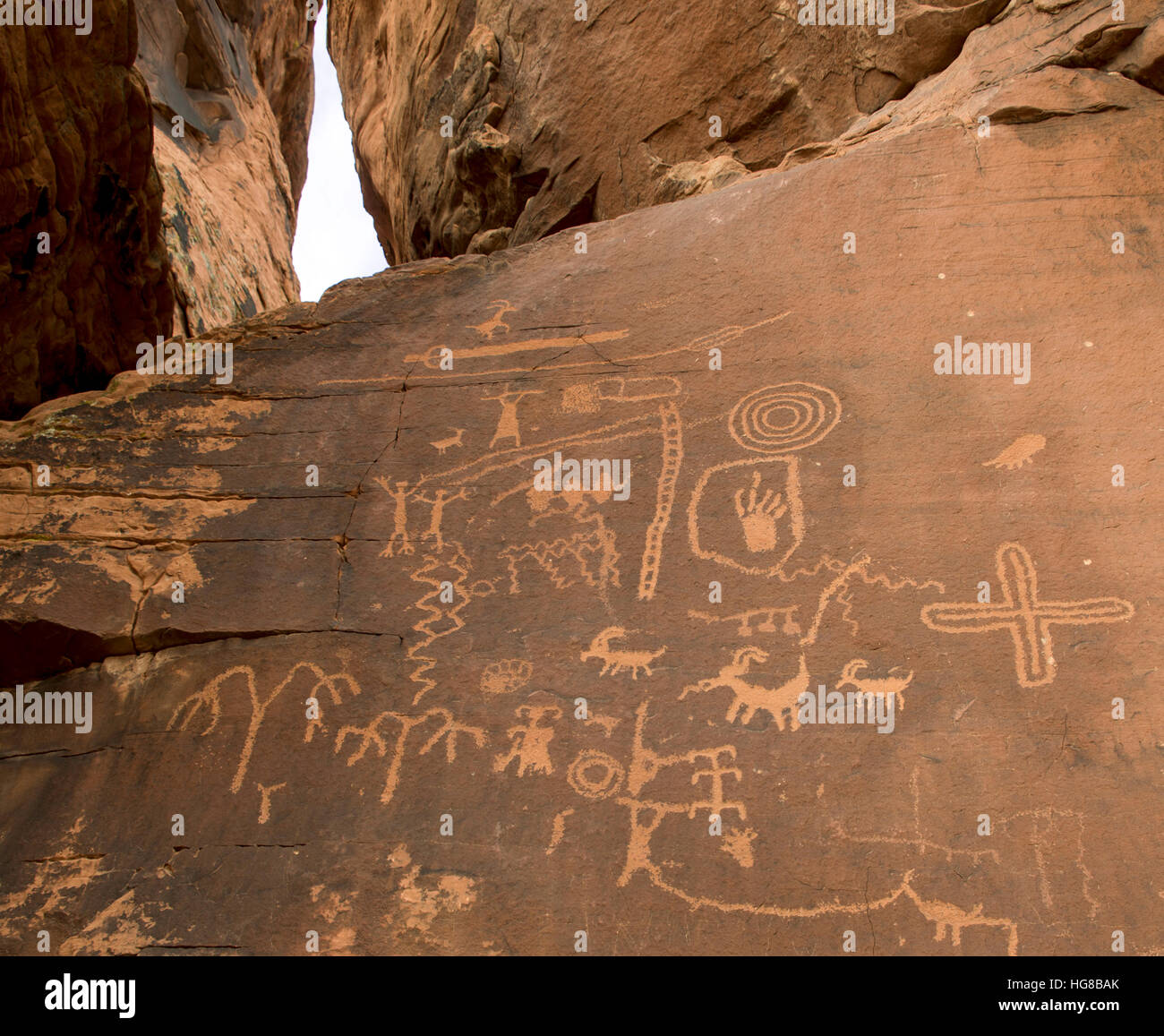 Nativi Americani di petroglifi Anasazi, Atlatl Rock, la Valle del Fuoco, Nevada, STATI UNITI D'AMERICA Foto Stock