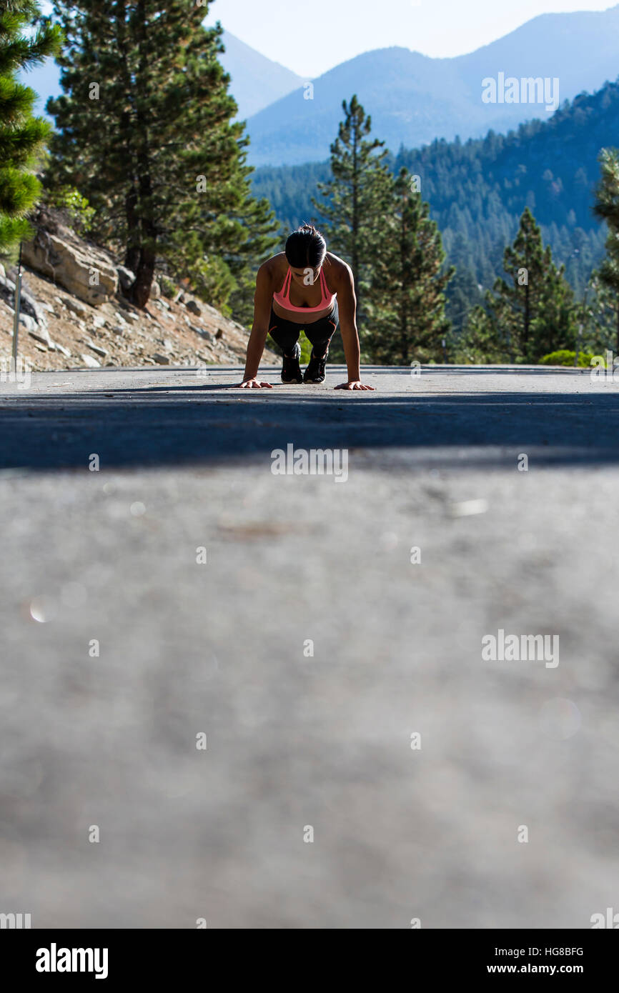 Il livello superficiale di atleta facendo push-up sul sentiero Foto Stock