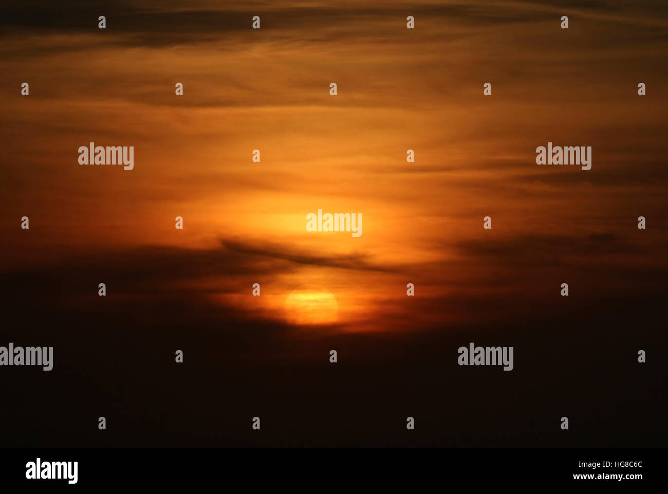 Vista panoramica del cielo nuvoloso durante il tramonto Foto Stock