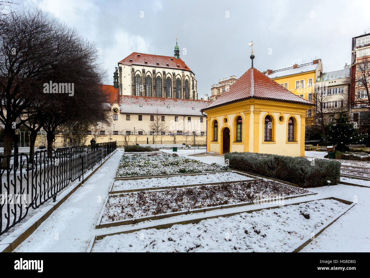 Giardino francescano di Praga vicino a Piazza Venceslao sullo sfondo Chiesa di nostra Signora delle nevi, Praga, scena invernale della Repubblica Ceca Foto Stock