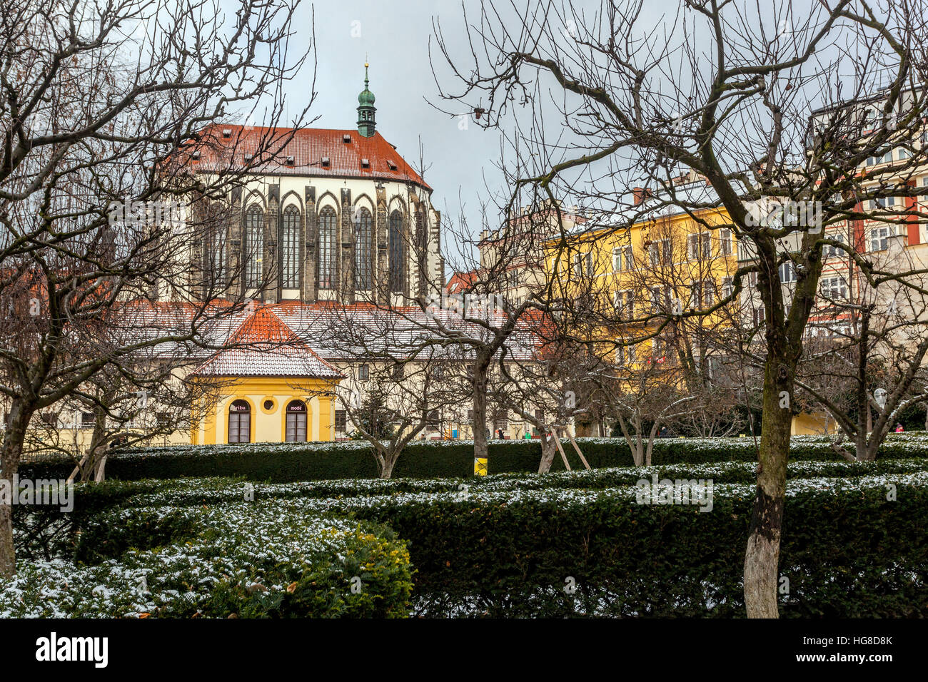 Praga Giardino francescano nei pressi di Piazza Venceslao in background la chiesa della Madonna delle Nevi, Praga, Repubblica Ceca Foto Stock