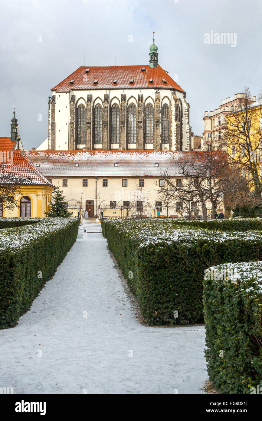 Tranquillo Giardino francescano nei pressi di Piazza Venceslao in background la chiesa della Madonna delle Nevi, Praga, Repubblica Ceca Foto Stock