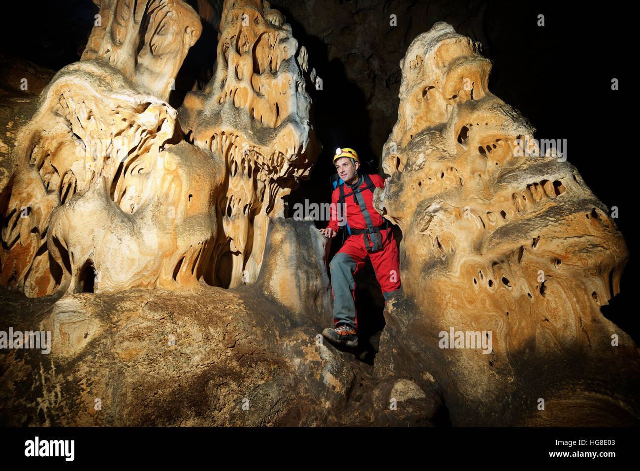 L'uomo escursionismo in grotta Foto Stock