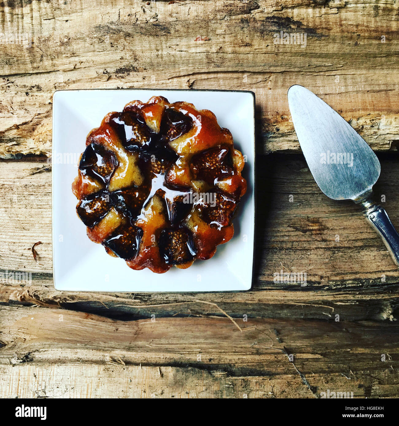 Vista aerea di torta sul tavolo abbandonato Foto Stock