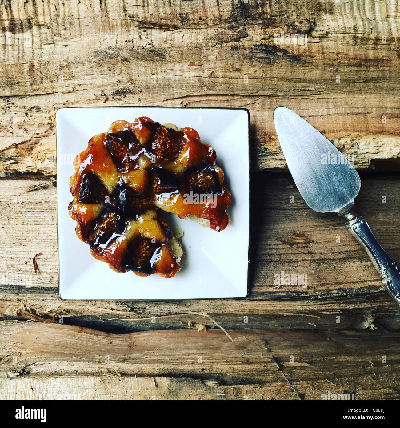 Vista aerea della torta nella piastra sulla tabella abbandonati Foto Stock