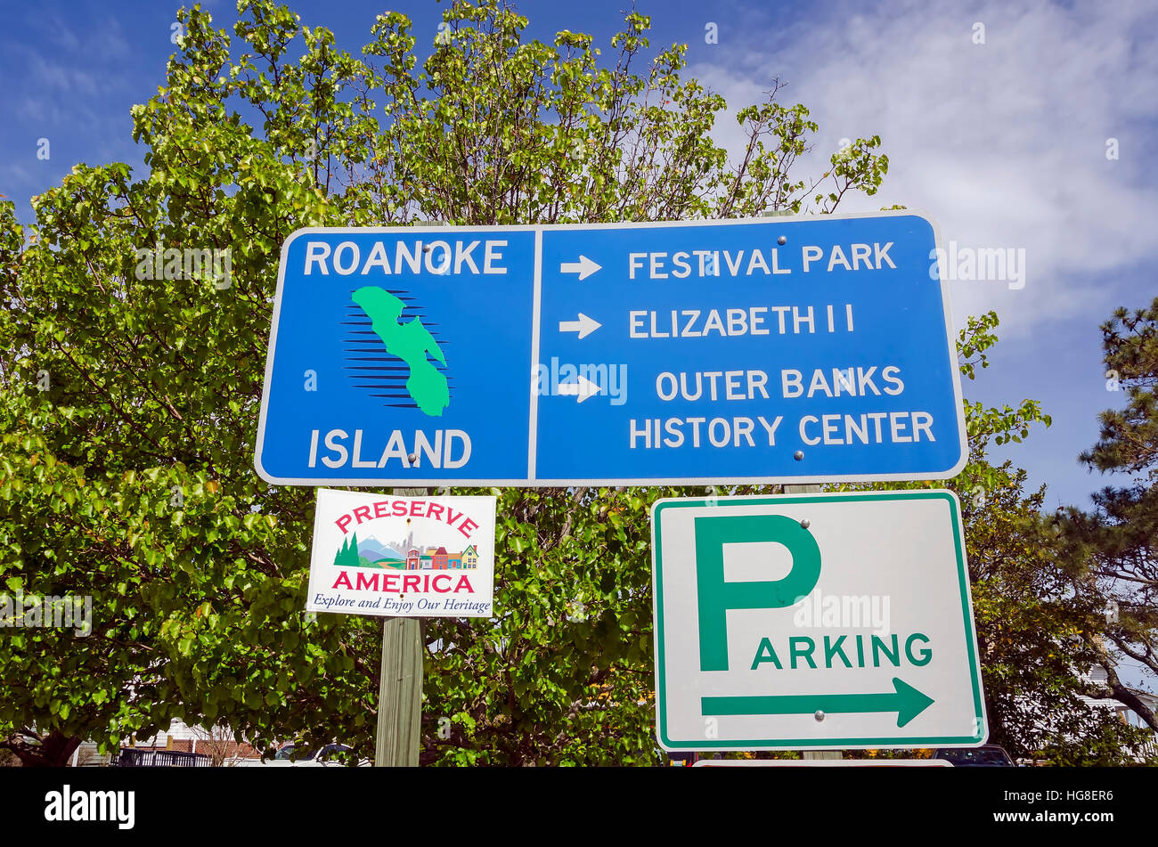 Isola Roanoke cartello stradale rivolta alle attrazioni storiche, Carolina del Nord Foto Stock