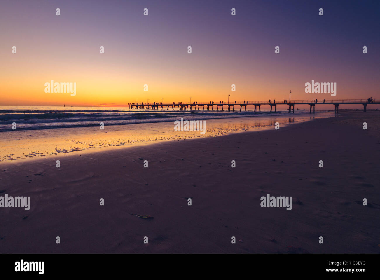 Spiaggia di Glenelg molo al tramonto. Color-tonificante effetto applicato Foto Stock