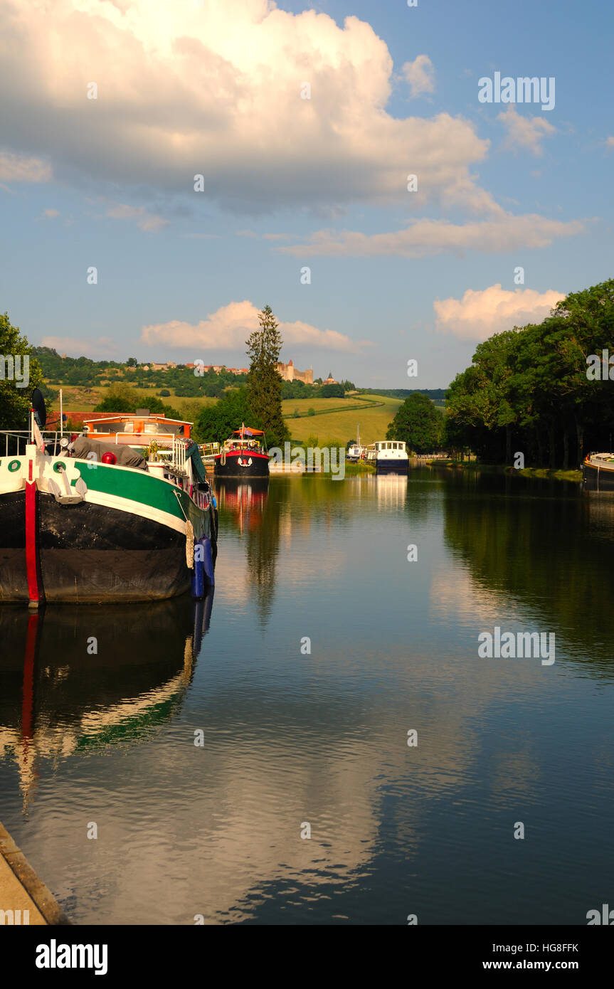 Di scena sul Dijon canal a Vendenesse-en-Auxois che mostra le barche e Chateauneuf Castello. Foto Stock