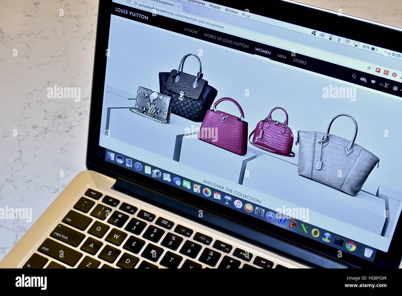 La Louis Vuitton sito web visualizzato su un Apple Macbook Pro Foto stock -  Alamy