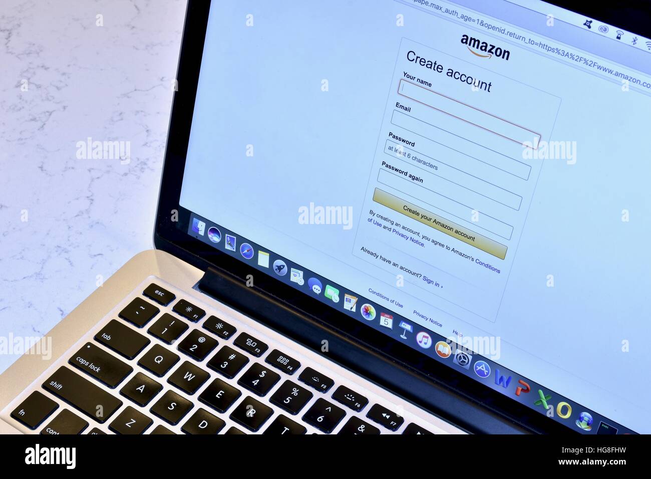 Un Apple Macbook Pro visualizzando la perfezione del Amazon Sito web Foto Stock