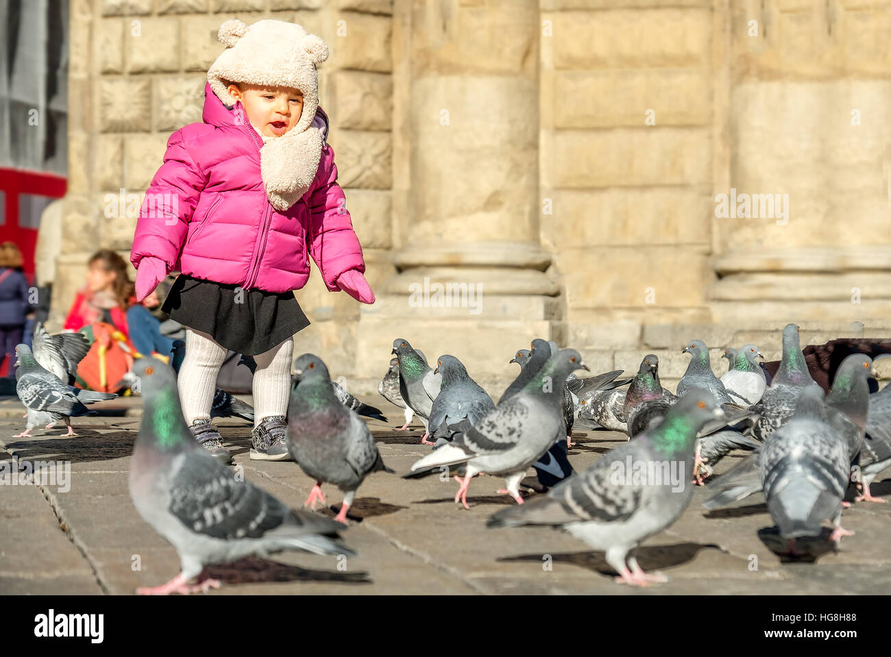 Il bambino gioca uccelli Baby girl Foto Stock