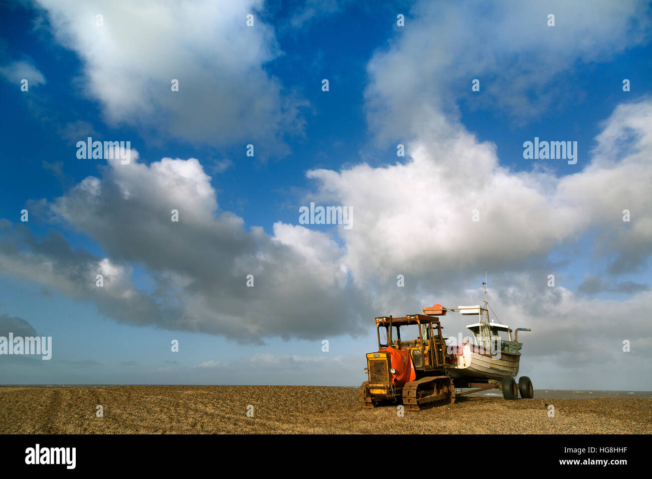 La barca da pesca si è riavuta sulla spiaggia di Weybourne Norfolk Foto Stock
