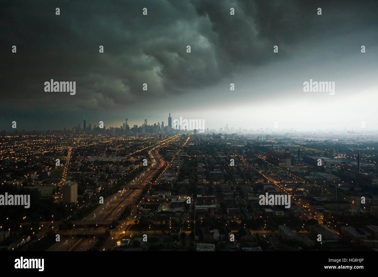 Un enorme tempesta davanti si sposta sopra il centro cittadino di Chicago City a distanza Foto Stock
