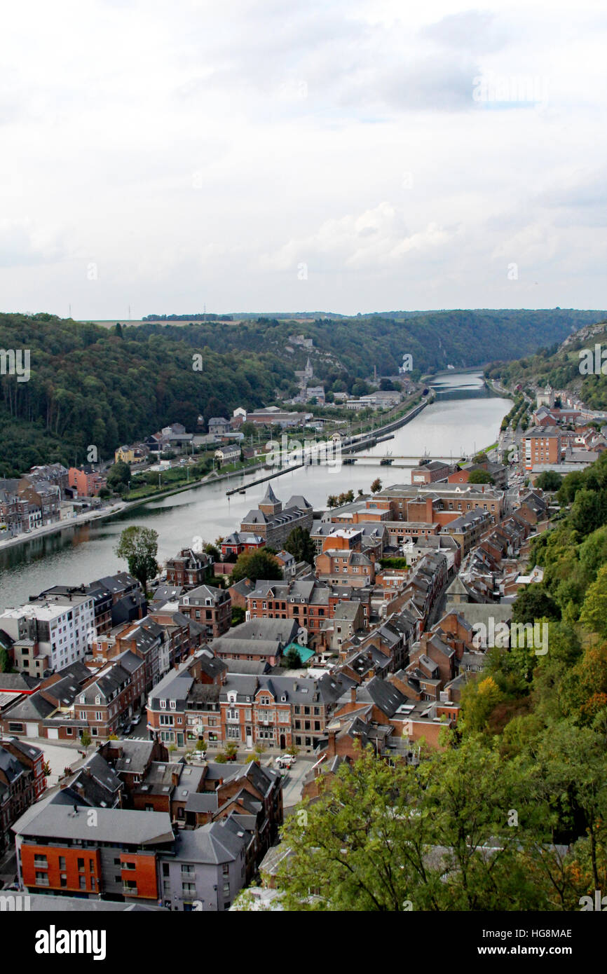 La città di Dinant in Belgio abbraccia entrambi i lati del fiume Meuse. Foto Stock