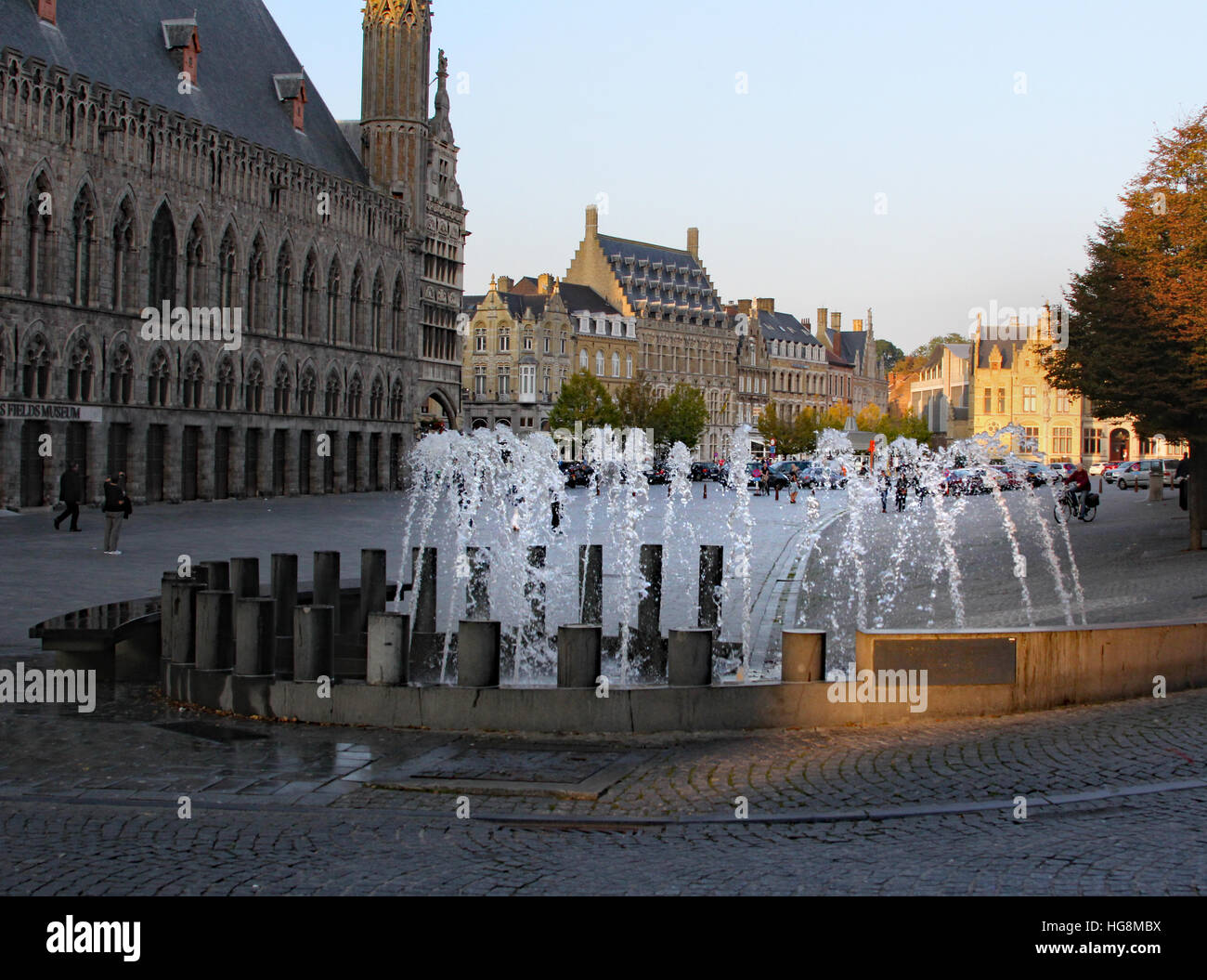 Fontana al tramonto nella parte anteriore del telo Hall, la Piazza del Mercato (Grote Markt). di Ypres, Ieper Belgio, sede del Museo della PRIMA GUERRA MONDIALE Foto Stock