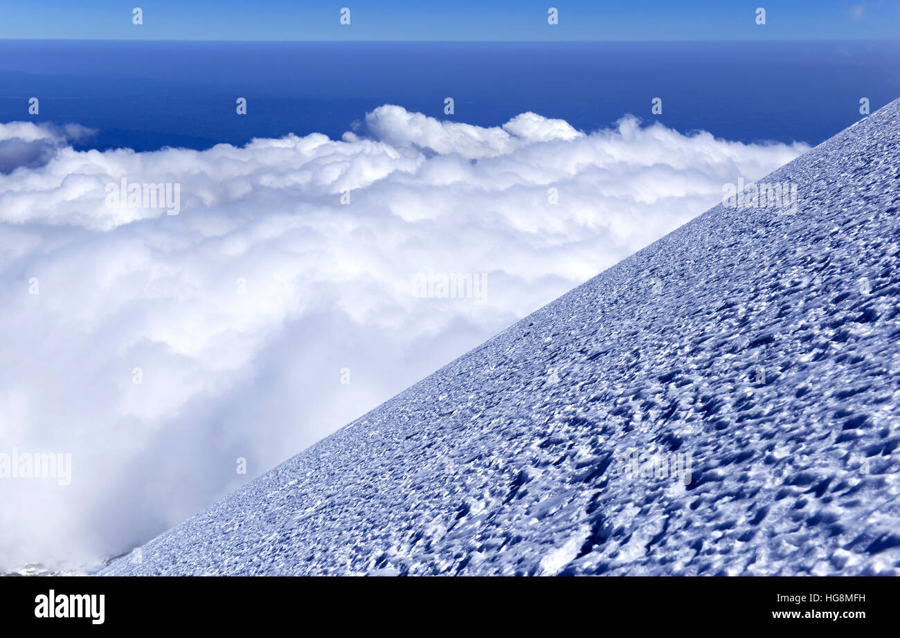 Terreno alpino con rock, di neve e di ghiaccio sul Pico de Orizaba vulcano, o Citlaltepetl, la montagna più alta in Messico Foto Stock