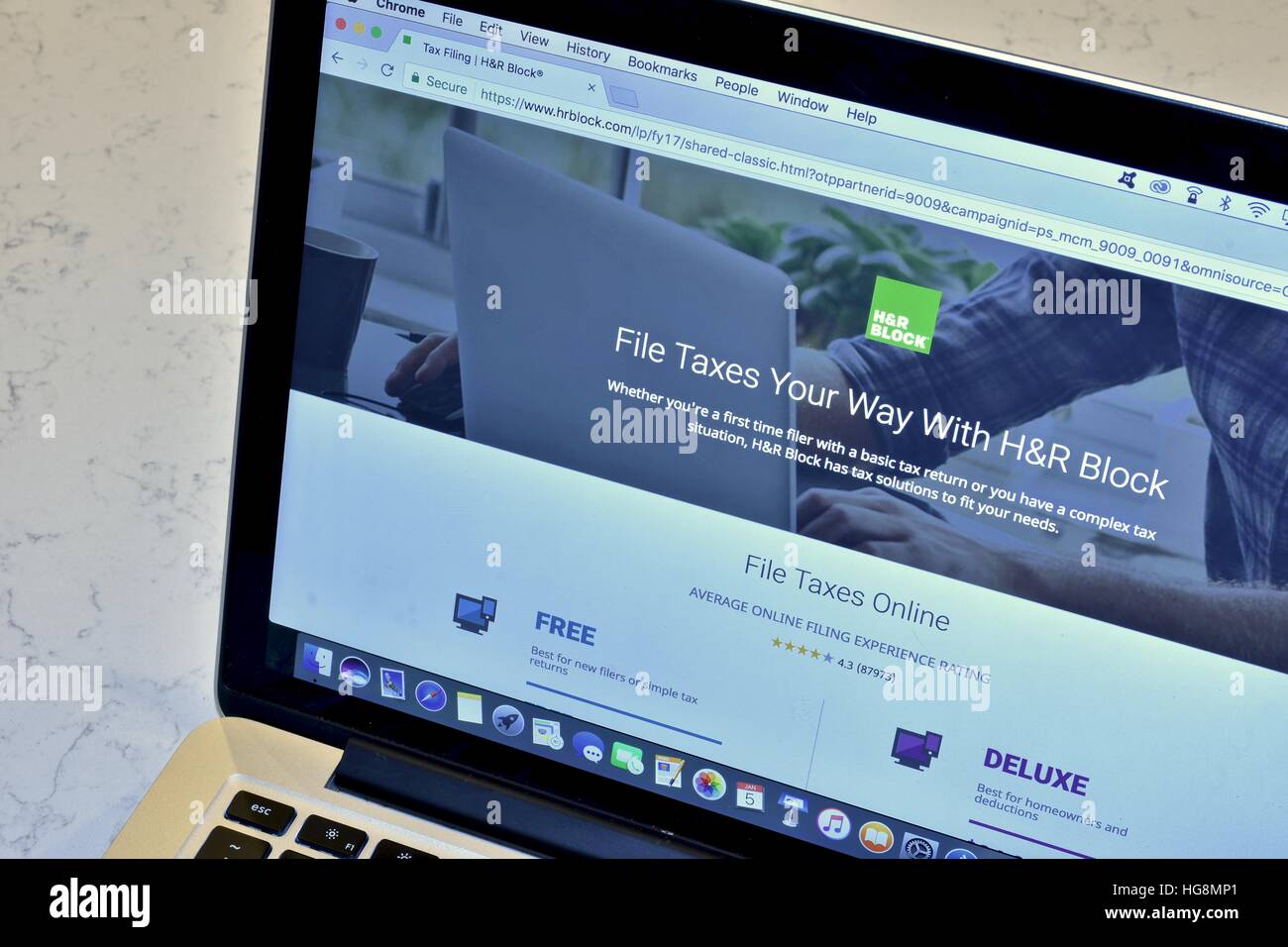 La ricerca H&R blocco preparazione fiscale sito web visualizzato su un Apple Macbook Pro Foto Stock