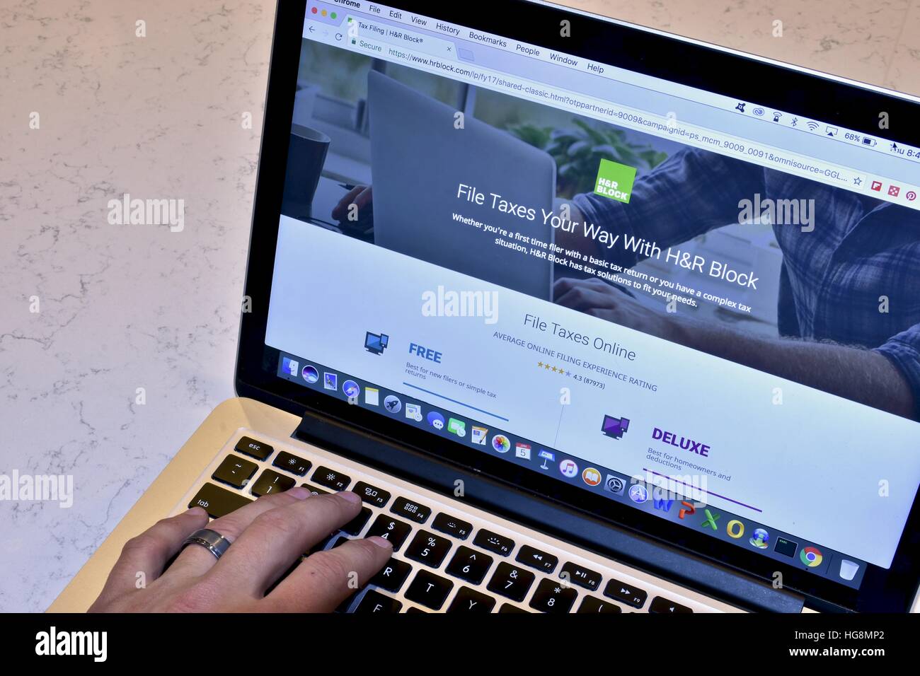 La ricerca H&R blocco preparazione fiscale sito web visualizzato su un Apple Macbook Pro Foto Stock