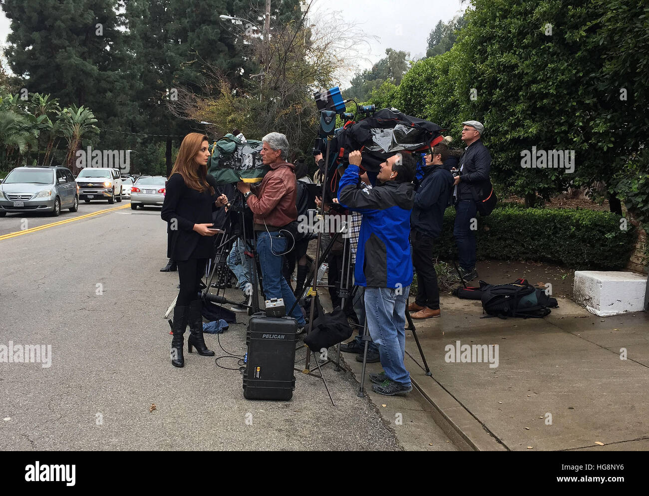 Media raccogliere al di fuori di una star-studded memoriale di servizio tenuto a Carrie Fisher nella casa di Los Angeles, Stati Uniti d'America, in seguito alla morte di Star Wars attrice e sua madre Debbie Reynolds. Foto Stock