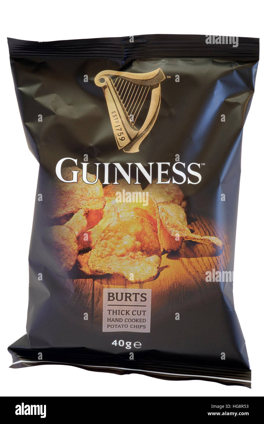 Un pacchetto di Guinness tagliato spesso cotti a mano potato chips su sfondo bianco Foto Stock