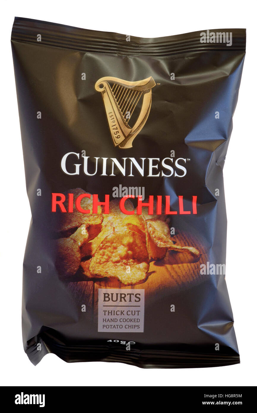 Un pacchetto di Guinness tagliato spesso cotti a mano potato chips ricco sapore di peperoncino su sfondo bianco Foto Stock