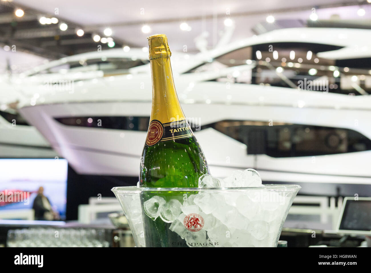 Una bottiglia di champagne è visto al fianco di uno yacht al London Boat  Show presso il centro ExCel di Londra Foto stock - Alamy