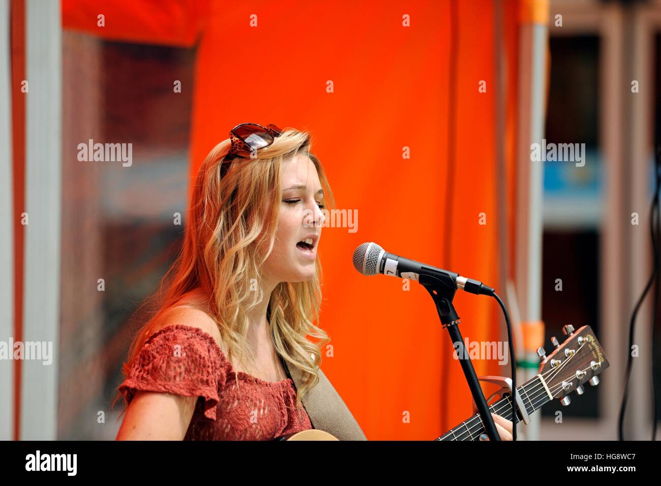 Giovane cantante femminile sul palco i tracciafile Fringe Festival il ,Moor Sheffield 2014 Foto Stock