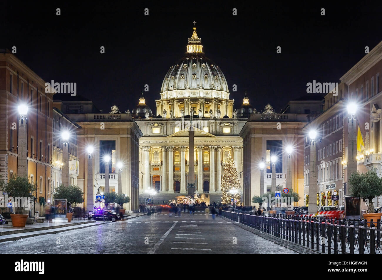 Roma, Italia - 1 Gennaio 2017: Via della Conciliazione, la strada di fronte a Piazza San Pietro, decorato per il Natale con l'albero e il presepio. Foto Stock